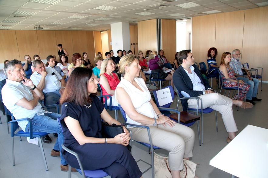 Entrega Diplomas Programa Formación Empresarial y Comercial - Imagen lateral de la sala con los diplomados.