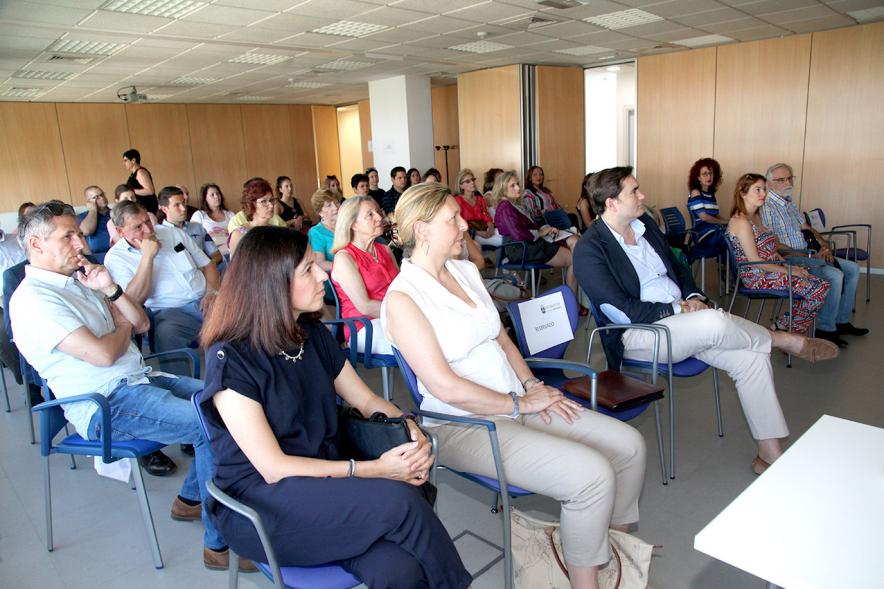 Entrega Diplomas Programa Formación Empresarial y Comercial - Imagen lateral de la sala con los diplomados.