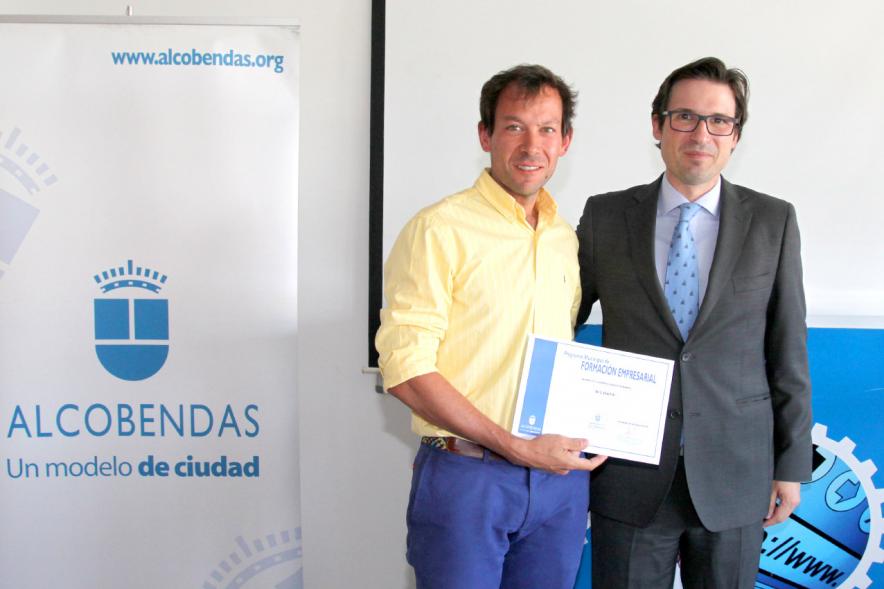 Entrega Diplomas Programa Formación Empresarial y Comercial -  Imagen del concejal  D. Agustín Martin y con un  diplomado.