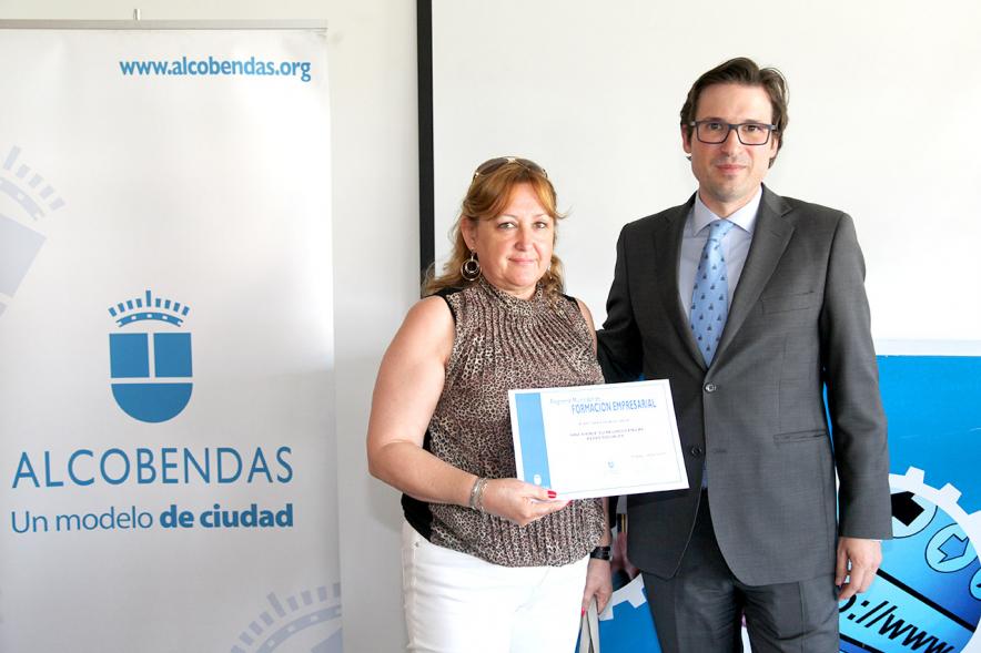 Entrega Diplomas Programa Formación Empresarial y Comercial -   Imagen del concejal  D. Agustín Martin y una  diplomada.