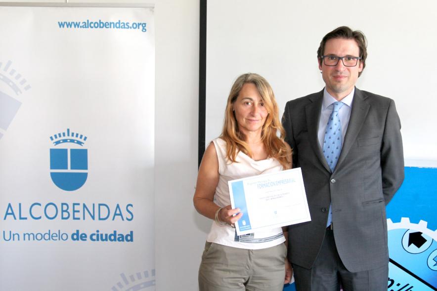 Entrega Diplomas Programa Formación Empresarial y Comercial -  Imagen del concejal  D. Agustín Martin y una  diplomada.