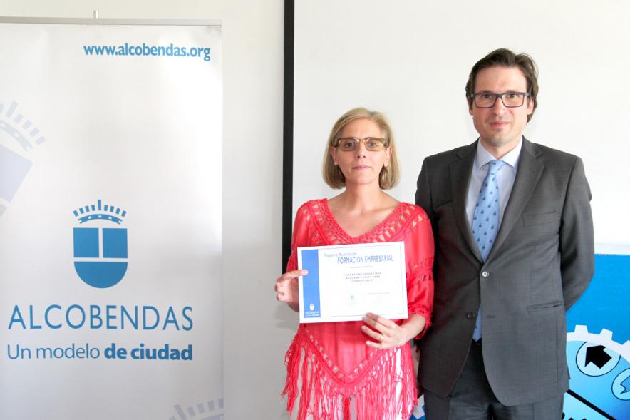 Entrega Diplomas Programa Formación Empresarial y Comercial - Imagen del concejal  D. Agustín Martin con una  diplomada.
