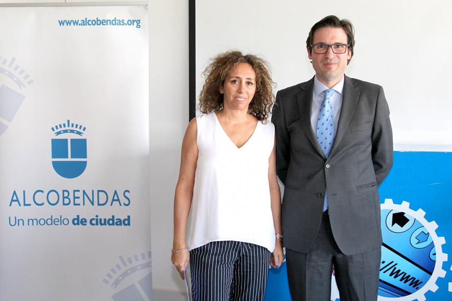 Entrega Diplomas Programa Formación Empresarial y Comercial - Imagen del concejal  D. Agustín Martin con una docente.