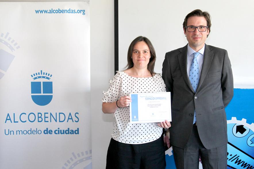 Entrega Diplomas Programa Formación Empresarial y Comercial - Imagen del concejal  D. Agustín Martin con una  diplomada.