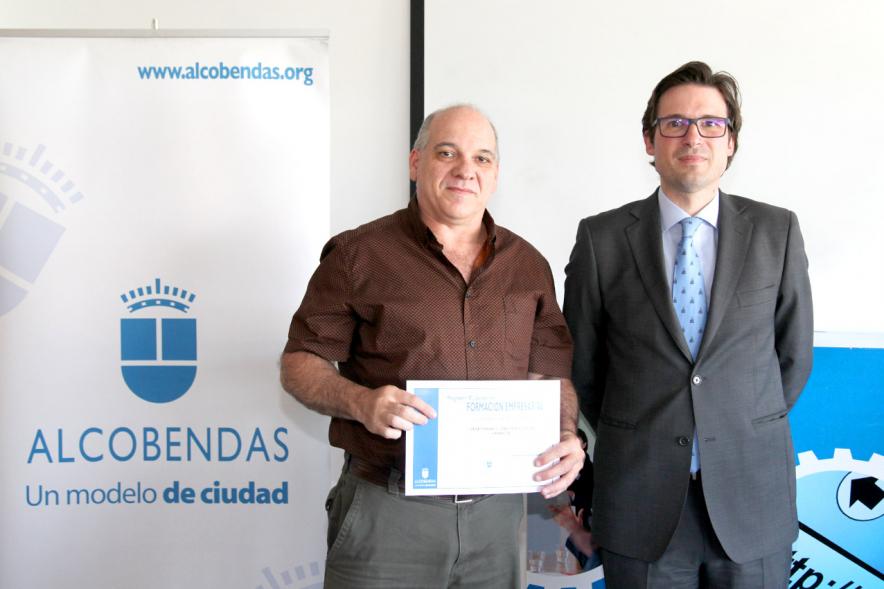 Entrega Diplomas Programa Formación Empresarial y Comercial - Imagen del concejal  D. Agustín Martin y con un  diplomado.