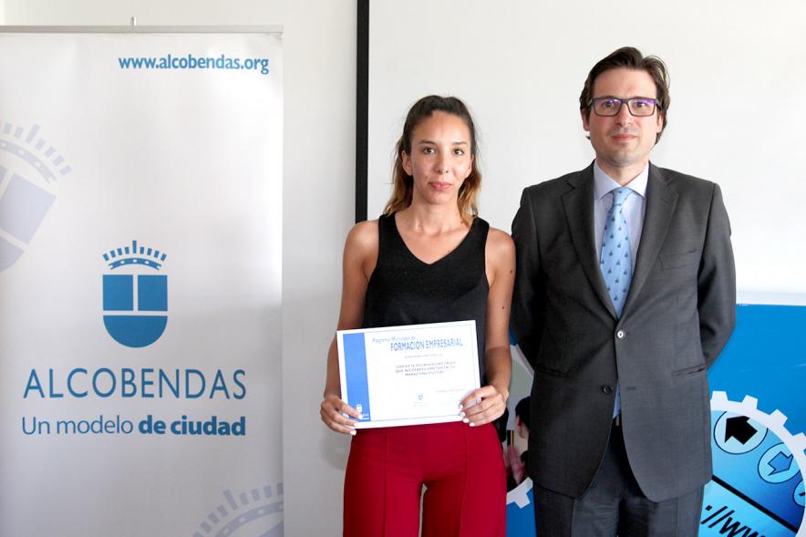 Entrega Diplomas Programa Formación Empresarial y Comercial - Imagen del concejal  D. Agustín Martin con una  diplomada.
