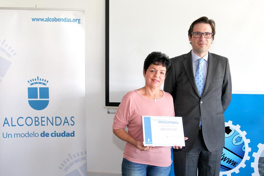 Entrega Diplomas Programa Formación Empresarial y Comercial - Imagen del concejal  D. Agustín Martin y con un  diplomado.