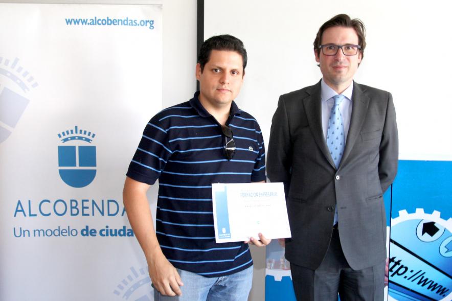 Entrega Diplomas Programa Formación Empresarial y Comercial -  Imagen del concejal  D. Agustín Martin y con un  diplomado.