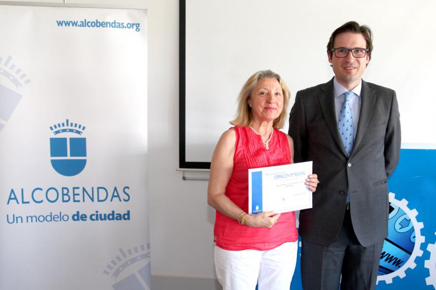 Entrega Diplomas Programa Formación Empresarial y Comercial - Imagen del concejal  D. Agustín Martin con una  diplomada.
