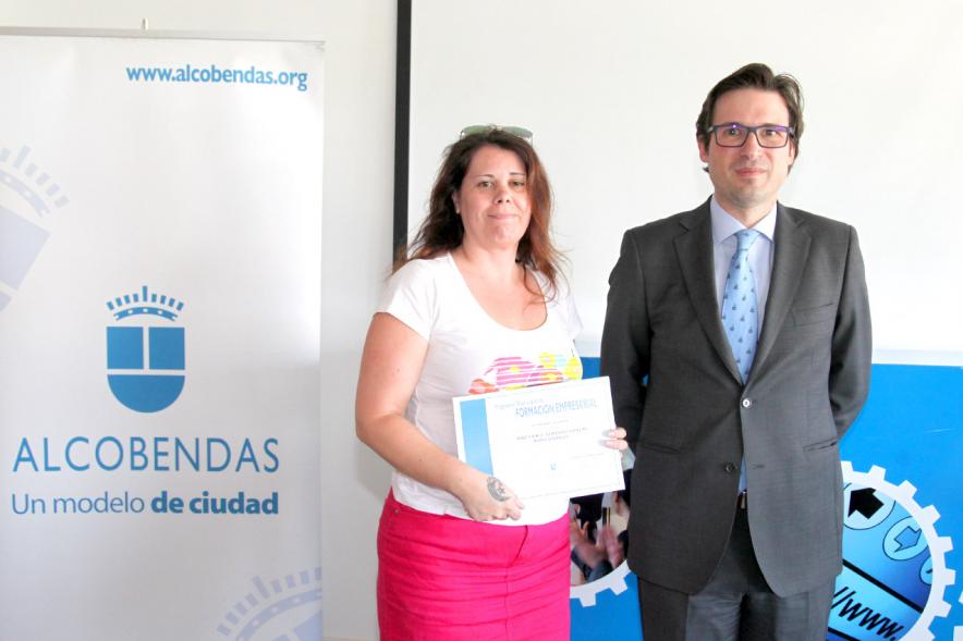 Entrega Diplomas Programa Formación Empresarial y Comercial - Imagen del concejal  D. Agustín Martin con una  diplomada.