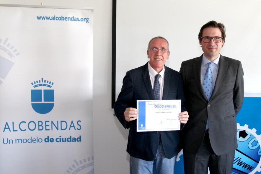 Entrega Diplomas Programa Formación Empresarial y Comercial - Imagen del concejal  D. Agustín Martin y un  diplomado.