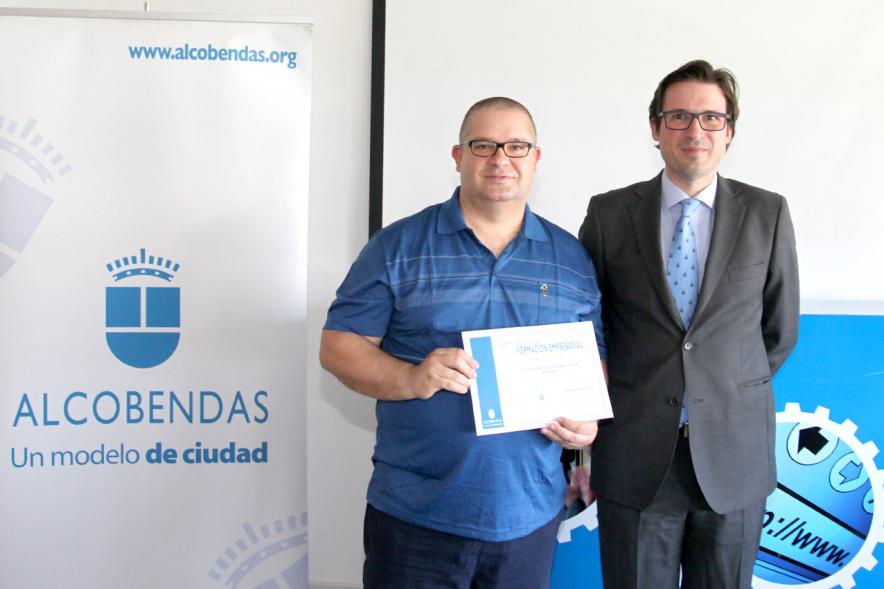 Entrega Diplomas Programa Formación Empresarial y Comercial -  Imagen del concejal  D. Agustín Martin y un  diplomado.