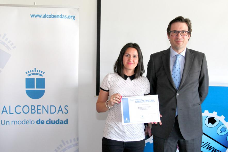 Entrega Diplomas Programa Formación Empresarial y Comercial -  Imagen del concejal  D. Agustín Martin y una  diplomada.