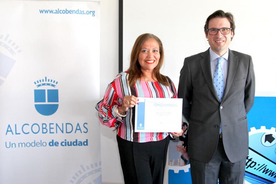 Entrega Diplomas Programa Formación Empresarial y Comercial -   Imagen del concejal  D. Agustín Martin y una  diplomada.