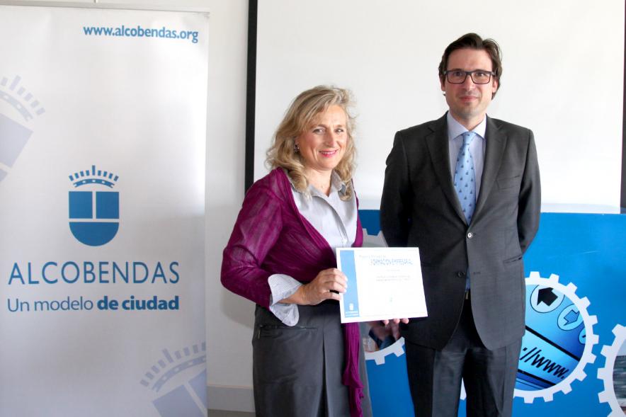 Entrega Diplomas Programa Formación Empresarial y Comercial - Imagen del concejal  D. Agustín Martin con una  diplomada.