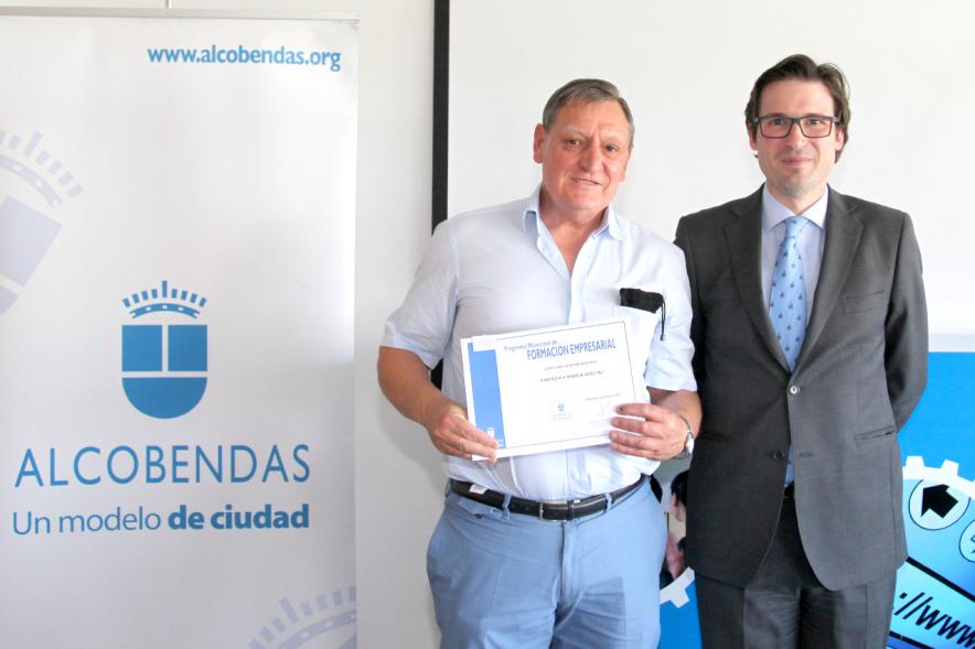Entrega Diplomas Programa Formación Empresarial y Comercial -  Imagen del concejal  D. Agustín Martin y con un  diplomado.