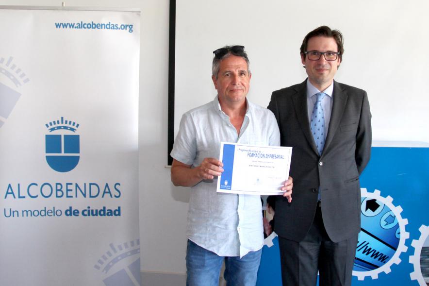 Entrega Diplomas Programa Formación Empresarial y Comercial -  Imagen del concejal  D. Agustín Martin y un  diplomado.