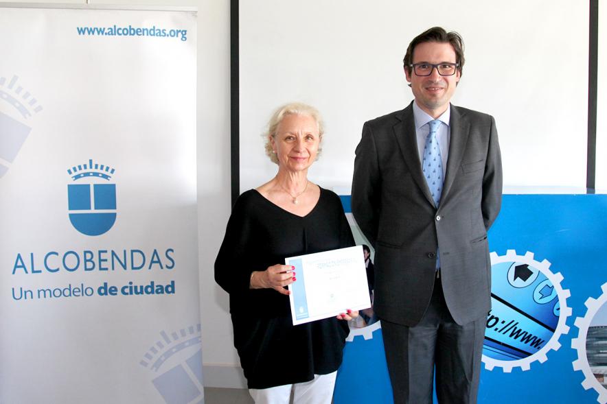 Entrega Diplomas Programa Formación Empresarial y Comercial -  Imagen del concejal  D. Agustín Martin y una  diplomada.