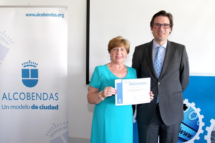 Entrega Diplomas Programa Formación Empresarial y Comercial - Imagen del concejal  D. Agustín Martin con una  diplomada.