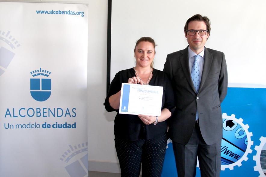 Entrega Diplomas Programa Formación Empresarial y Comercial - Imagen del concejal  D. Agustín Martin con una  diplomada.