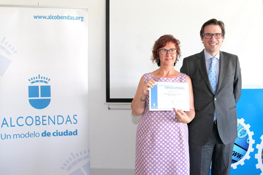 Entrega Diplomas Programa Formación Empresarial y Comercial - Imagen del concejal  D. Agustín Martin con una  diplomada.