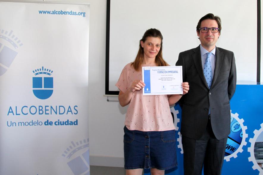 Entrega Diplomas Programa Formación Empresarial y Comercial - Imagen del concejal  D. Agustín Martin con una  diplomada.