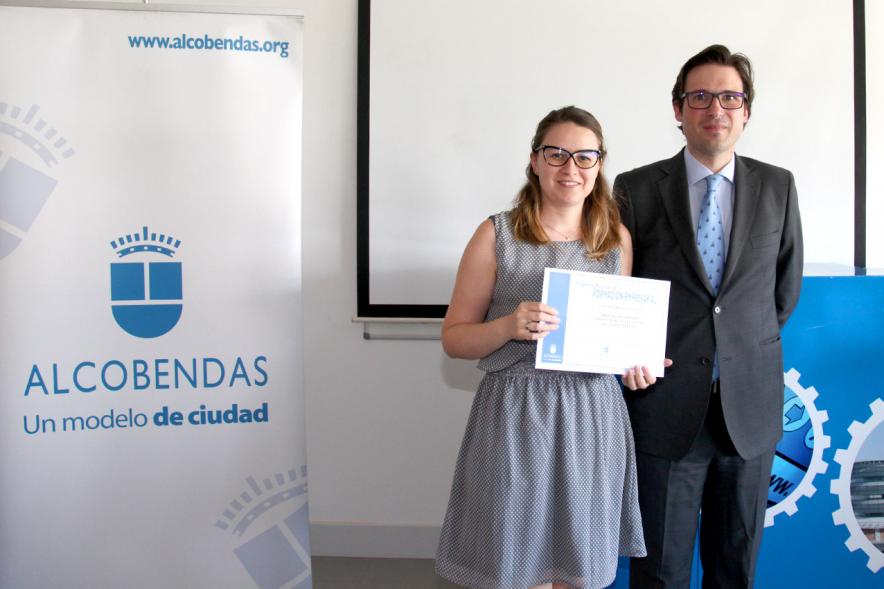 Entrega Diplomas Programa Formación Empresarial y Comercial -  Imagen del concejal  D. Agustín Martin y una  diplomada.