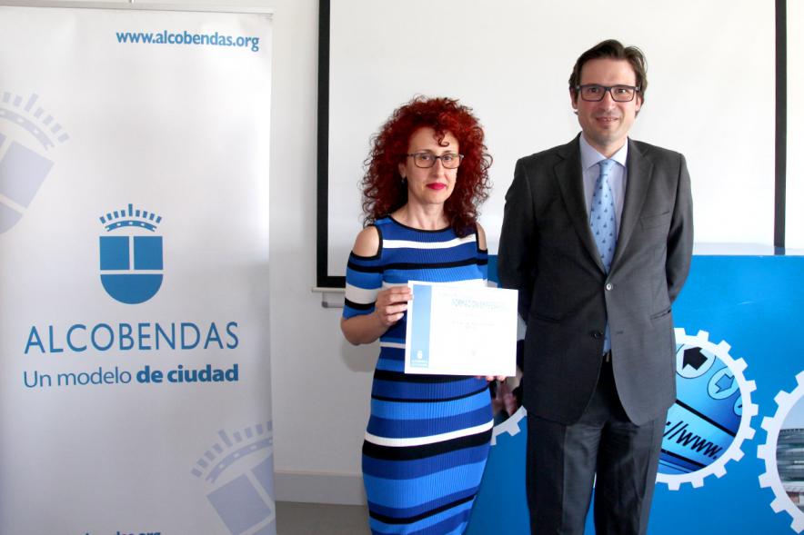 Entrega Diplomas Programa Formación Empresarial y Comercial -  Imagen del concejal  D. Agustín Martin y una  diplomada.