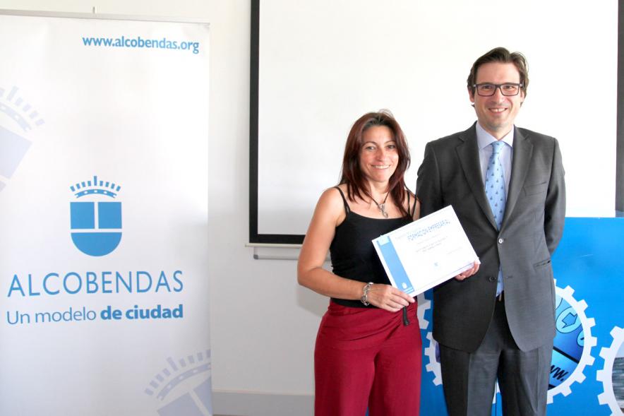 Entrega Diplomas Programa Formación Empresarial y Comercial -  Imagen del concejal  D. Agustín Martin y una  diplomada.
