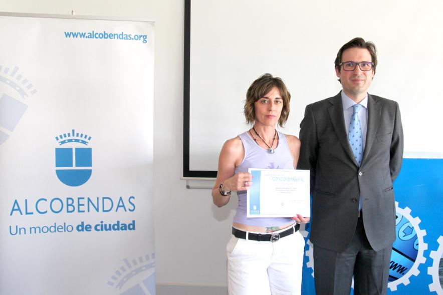 Entrega Diplomas Programa Formación Empresarial y Comercial -  Imagen del concejal  D. Agustín Martin y una  diplomada.