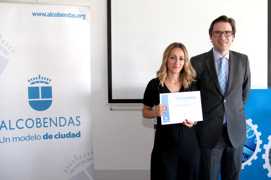 Entrega Diplomas Programa Formación Empresarial y Comercial - Imagen del concejal  D. Agustín Martin con una  diplomada.