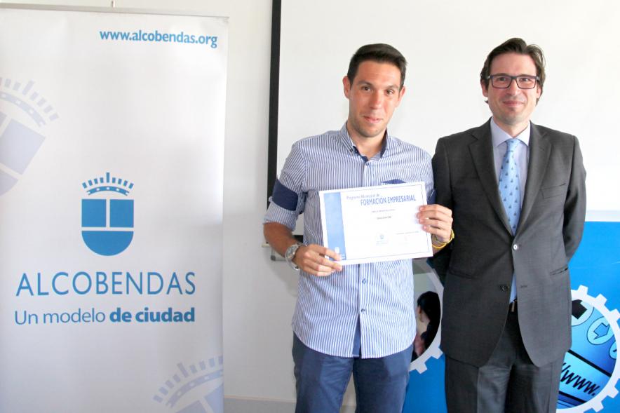 Entrega Diplomas Programa Formación Empresarial y Comercial - Imagen del concejal  D. Agustín Martin y con un  diplomado.