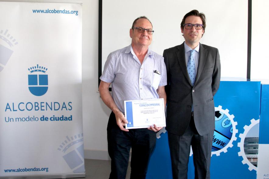 Entrega Diplomas Programa Formación Empresarial y Comercial - Imagen del concejal D. Agustín Martin y un diplomado. 