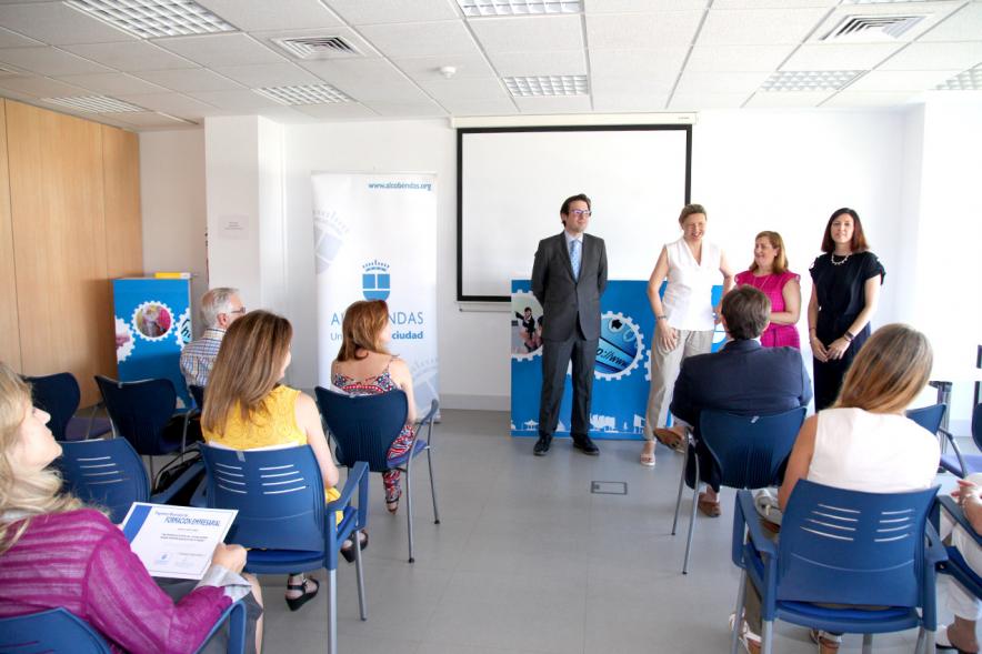 Entrega Diplomas Programa Formación Empresarial y Comercial - Imagen de las autoridades municipales con la docente  y los alumnos.