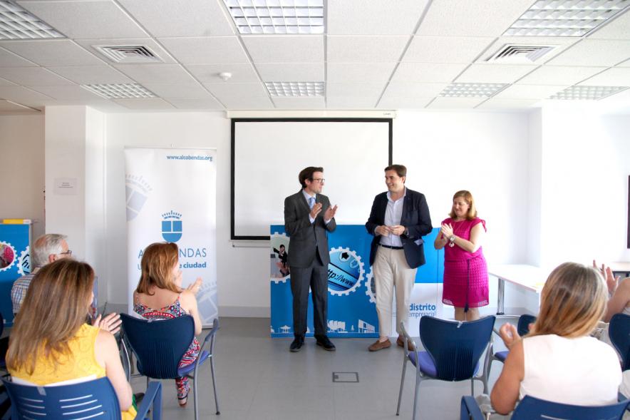 Entrega Diplomas Programa Formación Empresarial y Comercial -Imagen del aplauso del concejal D. Agustín Martin a un diplomado.
