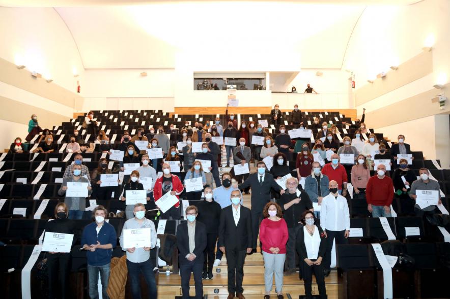 Entrega Diplomas PIC.A Curso 2019-20 - Imagen cenital de todos los galardonados con las autoridades municipales y del PIC.A.
