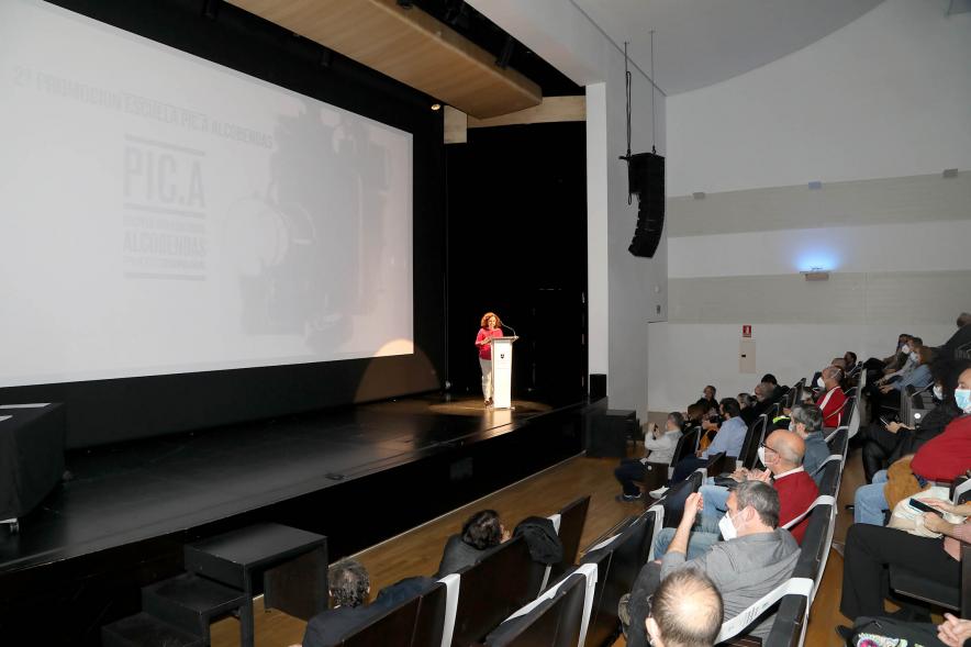 Entrega Diplomas PIC.A Curso 2019-20 - Imagen panorámica del auditorio, en el escenario Ana Sotos, responsable municipal de educación.