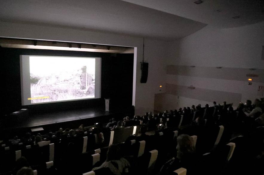 Entrega Diplomas PIC.A Curso 2019-20 - Imagen panorámica del auditorio, en la pantalla la presentación del evento.