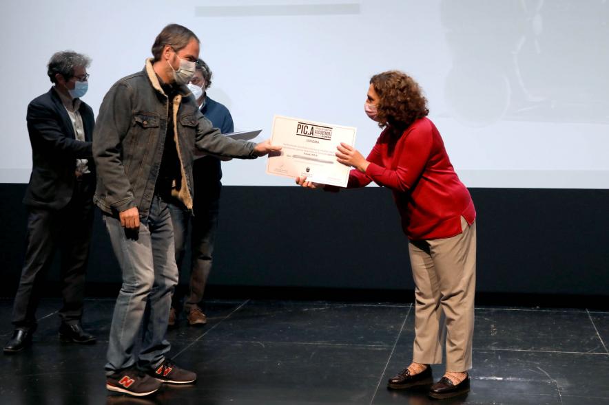 Entrega Diplomas PIC.A Curso 2019-20 - Imagen de Ana Sotos, responsable municipal de cultural, entregando un diploma. 