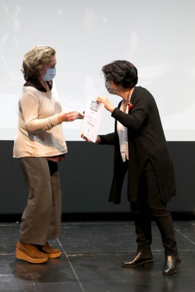 Entrega Diplomas PIC.A Curso 2019-20 - Imagen de dos organizadoras del evento con mascarillas.