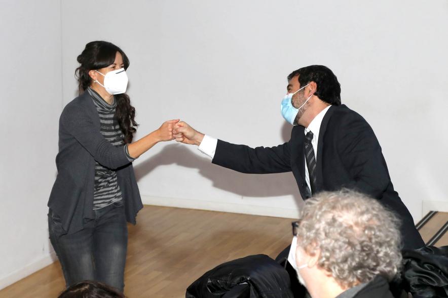 Entrega Diplomas PIC.A Curso 2019-20 - Imagen del saludo de dos miembros del PIC.A, con mascarillas.