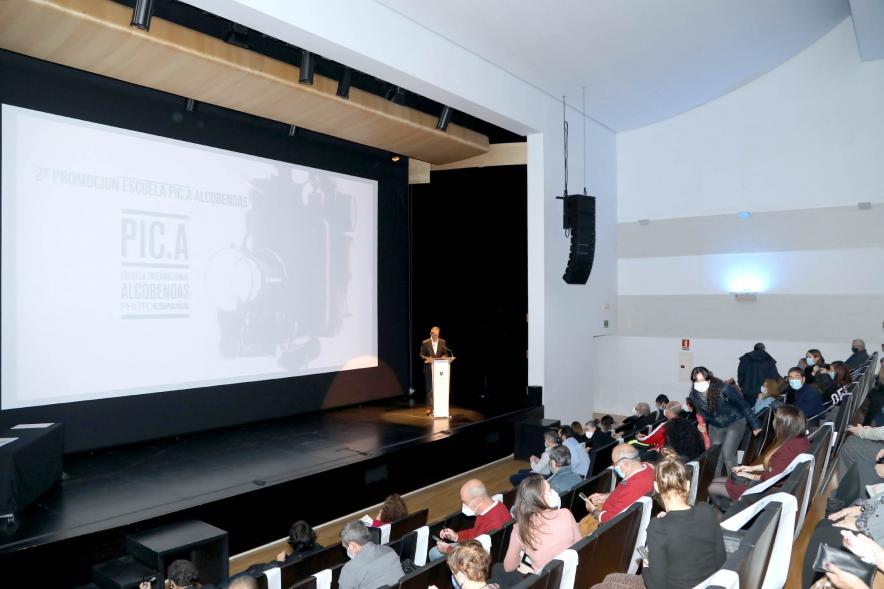 Entrega Diplomas PIC.A Curso 2019-20 -  Imagen panorámica del auditorio, en la pantalla la presentación del evento.