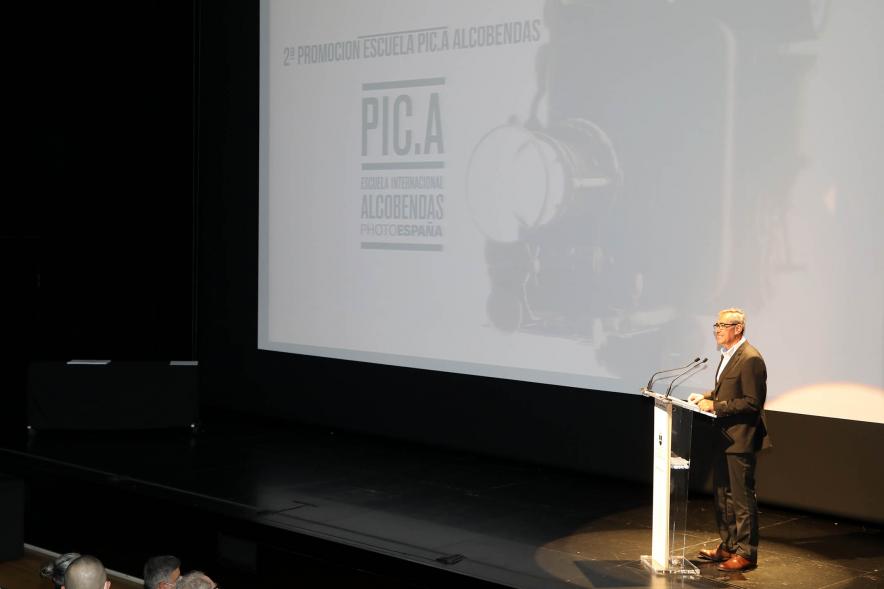 Entrega Diplomas PIC.A Curso 2019-20 - Imagen lateral del director del PIC.A  presentando el acto.