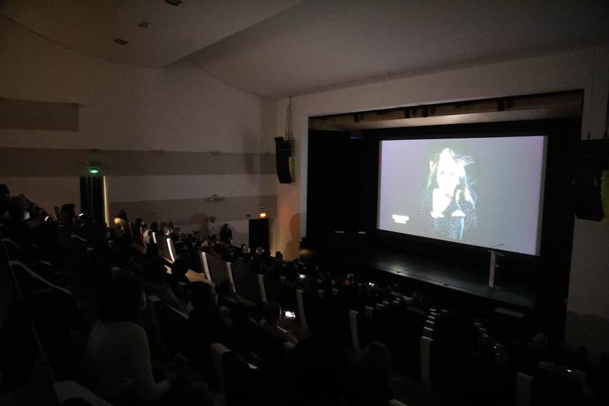 Entrega Diplomas PIC.A Curso 2019-20 -  Imagen en penumbra del auditorio con la proyección de una diapositiva.