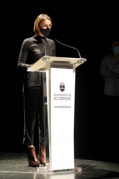 Entrega Diplomas PIC.A Curso 2019-20 - Primer plano de una de las presentadoras del evento.