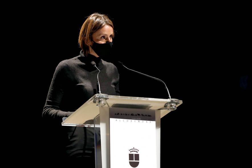 Entrega Diplomas PIC.A Curso 2019-20 - Primer plano de una de las presentadoras del evento con mascarilla.