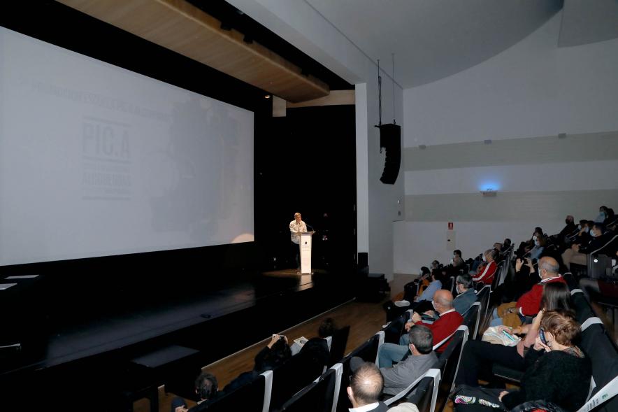 Entrega Diplomas PIC.A Curso 2019-20 -  Imagen panorámica del auditorio, en la pantalla la presentación del evento.