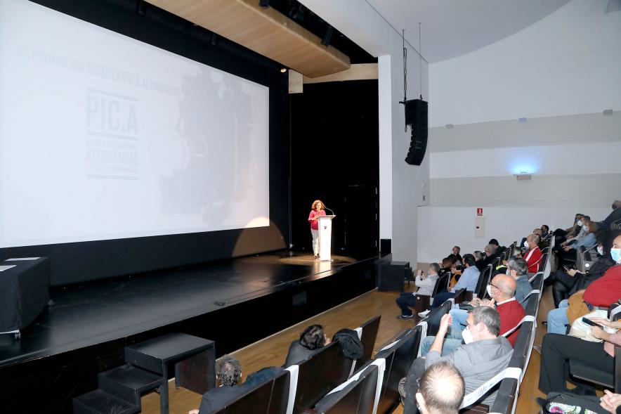 Entrega Diplomas PIC.A Curso 2019-20 -  Imagen panorámica del auditorio, en la pantalla la presentación del evento.