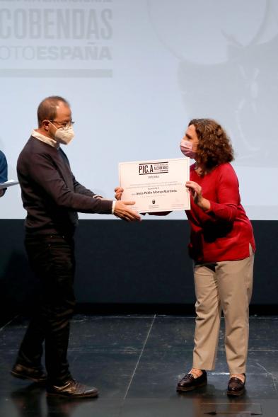 Entrega Diplomas PIC.A Curso 2019-20 - Imagen de Ana Sotos, responsable municipal de cultural, entregando un diploma a un alumno.