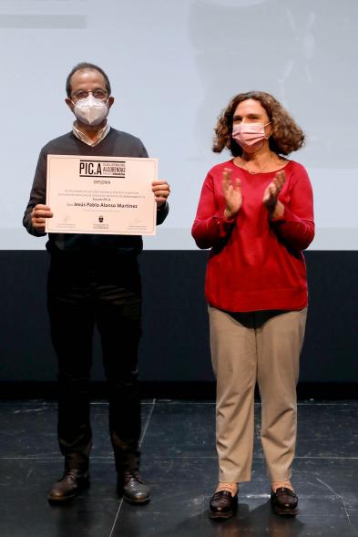 Entrega Diplomas PIC.A Curso 2019-20 - Posado de Ana Sotos, responsable municipal de cultura, con un alumno  con su diploma.